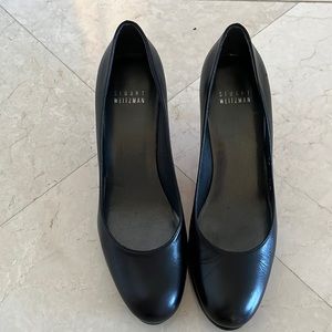 STUART WEITZMAN black round toe pumps. Size 7.5 very good condition